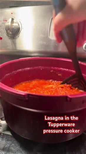 Lasagna in the Tupperware pressure cooker 28 min like a one pot meal! #moderncomfortfood #food