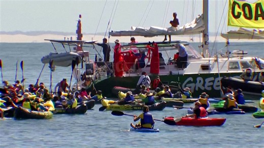 Australia climate protest: Police arrest 138 people after blocking ship