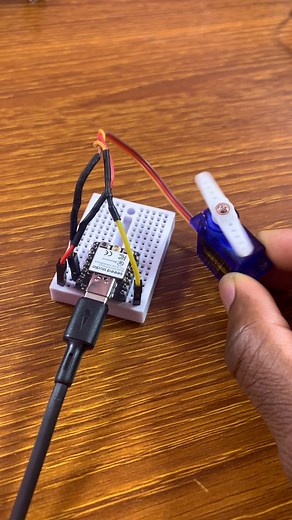 SERVO Motor control with Seeed Studio XIAO RP2040 | Upload Ideas with Itamar