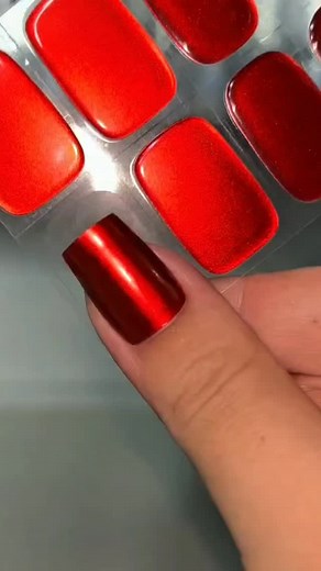 A perfect gel manicure at home and in 10 minutes 😍💅 Put, file, harden and it’s ready ✅ Glaam Nails are stickers in real gel varnish that are easy to apply! 💅 Easy and quick installation without stress and without difficulty 💓 A manicure that is removed in 1 minute without damaging the nails and without acetone ✨ A long-lasting manicure up to 3 weeks and without flaking ✅ Resists contact with water, pool, beach Varied and trendy designs (chrome, glitter, ombre, ..) for all styles and all seas