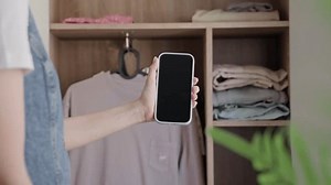 「ビンテッドアプリを使って服を売る女： ローマ， イタリア - 20.03.2025」の動画素材（ロイヤリティフリー）3823344097 | Shutterstock