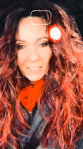 RAY.AN on Instagram: "From backstage to full volume 🔊 Wer schon immer mal wissen wollte, was ich da so mach 🤗 Warm up - Walk on - Turn it up Throwback zum 06.01. in der EssCoBar Waidhaus ✨ Behind the scenes, bevor ich auf die Bühne geh! 🎤🔥 Stimme aufwärmen, Essen sichern, dehnen, noch ein Cappuccino ☕️ und dann: ab auf die Bühne. 🎸🎶 Die letzten Momente, kurz vor der Show, nutze ich, um mich nochmal zu „sammeln“. Denn meistens wirds dann ziemlich schnell wild, ein bisschen laut aber auf jed