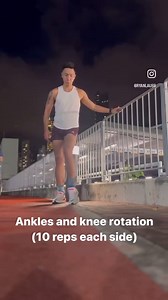 3M views · 52K reactions | 5 mins easy warm up before run. Remember: 1. Never do statics stretch before run. 2. Never put your leg on railing (bad posture and may cause injury. And it looks like some old lady…) 跑前5分鐘簡單熱身！記住：1. 跑步前不做靜態伸展（減低跑步效能）2. 唔好再擺隻腳上欄杆（姿勢會錯曬，亦增加受傷風險。同埋，真係好肉酸咯﫢） #mentalrunner #LJRC #柳仔跑會 | 柳俊江 Lauyeah | Facebook