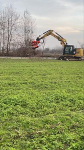 E’ impressionante la semplicità con la quale il CAT 318F con Cesoia Woodcracker effettua il taglio e rimozione delle piante…un ottimo lavoro eseguito in modo ordinato e preciso e in piena sicurezza 🪵🪵 #NewsAgricoltura | NewsAgricoltura