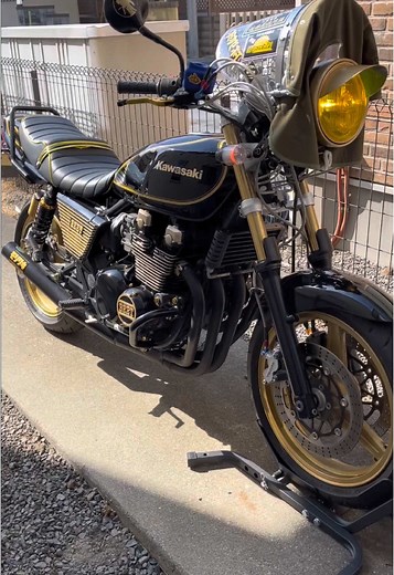 少しずつカスタムしていってる〜、今回は風防のステッカーとエンジン周りのボルト金に変えた #黒ちゃ金ぞ！ #ゼファーx #ゼファー400 #バイク #kawasaki #旧車 #単車 #おすすめ #fyp #運営さん大好き #zrx400 #マンウィズ#mwam #manwhitamission #佐田ビルダーズ #zephyr #zephyr400