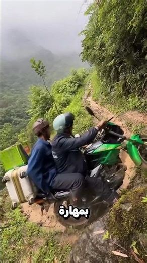 ساعد رجل مسن على صعود الجبل 😮؟!