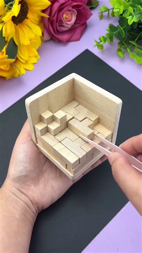 54 wooden blocks are assembled into a cube, which can exercise memory and spatial imagination.