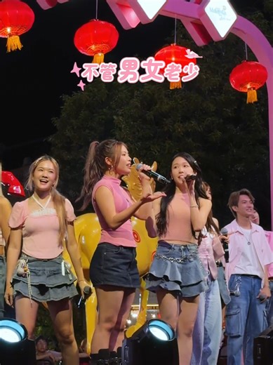 喜欢那天的粉色舞台💖虽然新年过完了，但是我还是想要post一下🤪 ✨舞台记录 03/03/2026 📍Padang Kota Lama, Penang. 📸video by :@Dairen Tan . 最近这里多了很多新朋友。欢迎你们呀，我是Jayvin✨。你可能是因为新年歌《你说蛇》《新年好马》《福气马上来》《OMG新年到》认识我的。谢谢你们喜欢这些歌🫶🏻 #福气马上来 #马来西亚新年歌 #马来西亚女孩 #fancam #2026新年歌