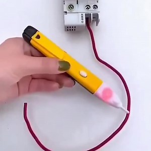 4.4M views · 443 reactions | ★ Rezolvați rapid problemele de alimentare din aparate, mașini sau casă cu acest voltmetru ✅ fără contact direct cu electricitatea ✅ ecran LCD + lumini de semnal LED ✅ măsoară de 2-3 ori pe secundă ★ Voltmetru de buzunar https://vigoexpress.ro/produs/pencil-voltmeter/?sp=7759i997 | Vigoexpress | Facebook