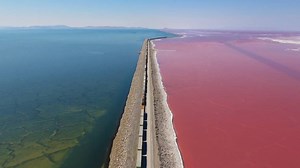 113K views · 896 reactions | Descubre por qué las aguas de este lago en Utah tienen dos colores distintos. | Univision | Facebook