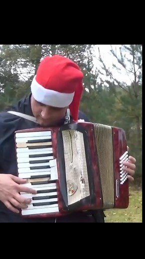 Sniktitt på musikkvideoen til Hvor Er Det Blitt Av Julepynten. Kommer ut 24 november akkurat i tide til advent👍🎸🎶🪗🥁🎅 #hvorerdetblittavjulepynten #åretsmorsomstejulesang | Bernt Aabø