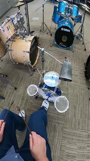 1 Día vs 10 Años de Tocar la Batería en el Mundo