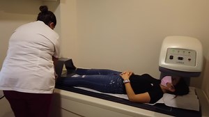 ¿Cómo prepararnos para la realización de una DENSITOMETRÍA ÓSEA? 👉La densitometría es la prueba que se utiliza para diagnosticar la #osteoporosis y con ella la posibilidad de determinar el riesgo de un individuo de sufrir una fractura de hueso. ℹSi tienes que realizarte esta prueba próximamente, ten en cuenta estas recomendaciones: ✅No es necesario tener una alimentación específica antes de la prueba, siendo posible comer con normalidad. Sin embargo, si estás tomando suplementos de calcio, debe