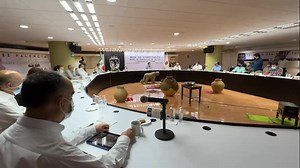 El comisionado del Instituto Nacional de Migración, Francisco Garduño Yáñez realiza gira de trabajo por Chiapas para atender los problemas migratorios y con ellos brindar el apoyo con la entrega de las tarjetas humanitarias de refugio. | En Tuxtla dos