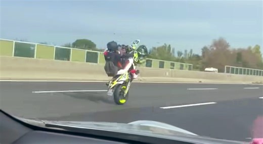 Impennate in autostrada: motociclisti spericolati sulla Napoli-Roma