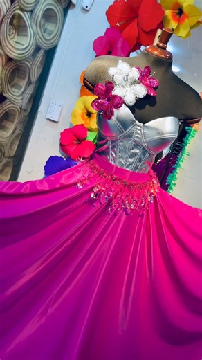 🛍️ Meryhellen Perez Boutique 🛍️ on Instagram: "📌PRIMERA CÁPSULA DE POLLERAS📌 Pollera En Seda Italiana 14 Metros De Ruedo Y 42 Metros De Millare En Lentejuela. #Polleras #Carnaval2026 #FiestaDePolleras #CarnavalDeBarranquilla"