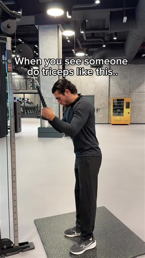 When you see someone doing triceps like this… 👀 Take it easy, I know it’s a back machine💪🏽 and we’re all there to train. So if you’re using it for triceps and someone wants to use it for their back training, just take turns and go in between sets 💪🏽 If you haven’t tried it, you should! Insane tricep isolation 😎✅ Are you going to try it?
