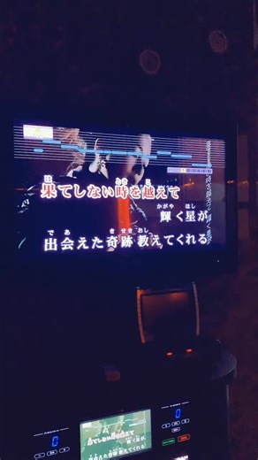 カラオケで歌うカップルの楽しみ方