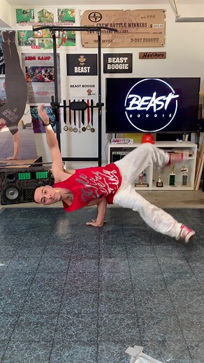 Air Chair Tutorial: Master the Art of Balance with This Breakdance Tutorial!