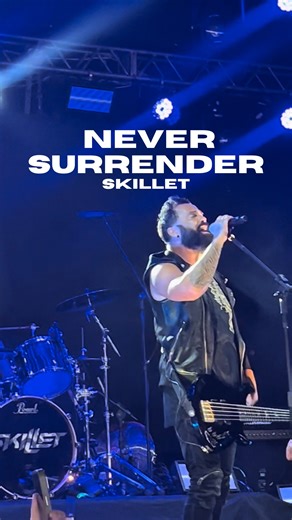Ramon Pina on Instagram: "Never Surrender - Skillet “Não tenha medo nem desanime, pois o próprio Senhor irá adiante de vocês. Ele estará com vocês; não os deixará nem os abandonará.” Deuteronômio 31:8 “The Lord himself goes before you and will be with you; he will never leave you nor forsake you. Do not be afraid; do not be discouraged.” Deuteronomy 31:8 revisão de tradução: @naynovelo 24/10/2025 - Belo Horizonte 🇧🇷 #music #rock #show #skillet #skilletband #skilletmusic #rockcristão"