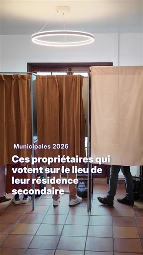 À Guéthary, petite commune de la Côte basque, le nombre d’inscrits sur les listes électorales dépasse celui des habitants à l’année. Avec plus de la moitié du parc immobilier constitué de résidences secondaires, ces propriétaires peuvent avoir un poids électoral décisif lors des municipales. Dans ces communes, ce poids n’est pas anecdotique : en 2020, la maire sortante l’avait emporté avec seulement 155 voix d’avance. #sinformersurtiktok #municipales #politique #basque