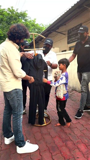 2 लाख का मैजिक सूट 🎩 गरीब जादूगर बच्चे को
