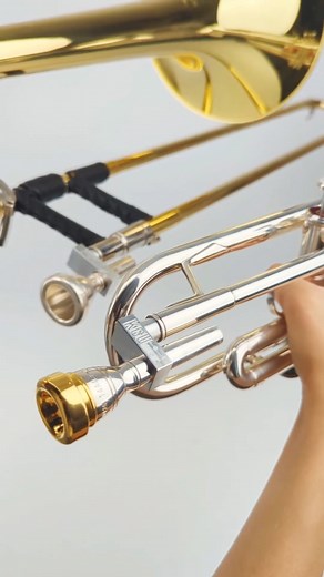 🎺 Improve your trumpet technique with the T.E.T. Embouchure Trainer by KGUmusic! The T.E.T. - Trumpet Embouchure Trainer available in two versions—one for trumpets and one specifically designed for trombones—is essential for players of all skill levels. Practice seamlessly with the mouthpiece and switch effortlessly between buzzing and playing. Crafted from durable aluminum for excellent resonance and longevity, it enhances airflow control, lip function, and muscle strength for improved sound p