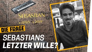 In den letzten Jahren hat Frank Sebastian immer wieder für verschiedene Die Frage-Filme getroffen. Kurz nach dem letzten Dreh ist Sebastian an schwarzem Hautkrebs verstorben. Auch wenn die Diagnose schon länger bekannt war, hat Sebastian mit seinem Vater Ulrich nicht mehr viel für seinen Tod und seinen Nachlass geregelt. Frank spricht mit Ulrich darüber, vor welchen Entscheidungen und Schwierigkeiten er deshalb stand und sie erinnern sich gemeinsam an Sebastian. | Die Frage