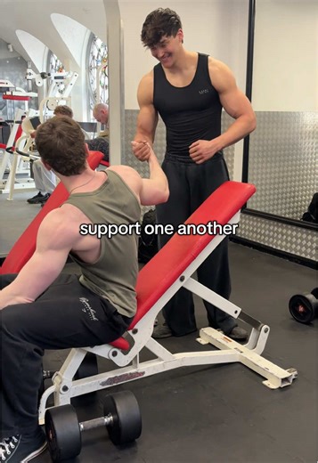 When bro needs a spot, be there for bro 😎 DM me ‘FIT’ for 1-1 Coaching 👊 #gym #gymbro #workout #friendship #fyp