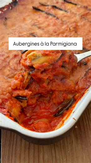 Aubergines à la Parmigiana 🍆 J’adore cette recette car très facile à réaliser et elle peut accompagner aussi bien les viandes, les poissons que les légumineuses… Recette entière sur mon blog Rachel-cuisine.fr #aubergine #rachelcuisine #pertedepoids #parmigiana #mangersain #equilibrealimentaire #reequilibragealimentaire #healthy #minciravecplaisir #recettehealthy | Rachel Cuisine