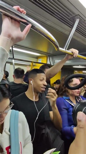 A Metro Photoshoot 📸😳