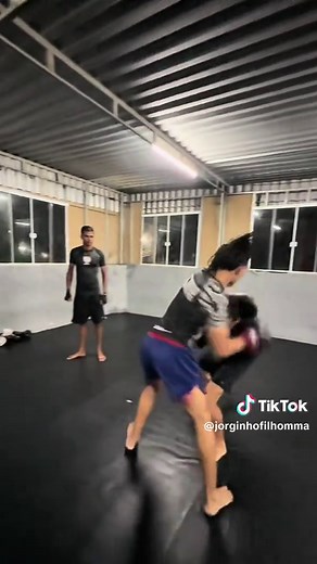 Boxe e Guerra: Dois Estilos em Conflito