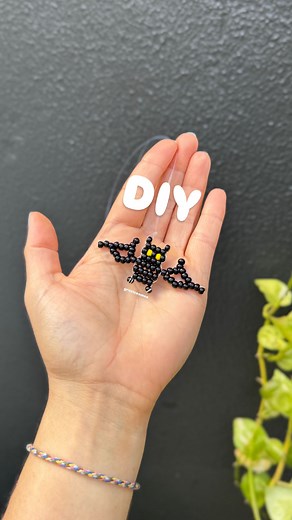 14K views · 593 reactions | Tutorial de morcego 驪 Para usar na decoração de Halloween, em pingentes, chaveiros ou até na fantasia!! Usei miçangas de 4,1mm e 50cm de fio de metal 0.4mm. Agora me conta, gostou? Envia para quem não pode perder esse tutorial 殺 . #artesanato #miçangas #acessorios #feitoamao #handmadejewelry #diy #manualidades #halloweenvibes #diyhalloween | Grazi Cosmos Acessórios | Facebook