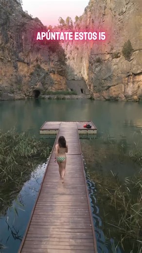 Jaime & Carolina ✈️🌍 Travel•Viajes•Rutas•Wanderlust on Instagram: "¿Buscando planes increíbles en la provincia de Valencia? 😍✨ Guarda este reel porque estos 15 lugares te van a enamorar 👇🌍 (y siguenos para más planazos como estos @ahora_vas_y_lo_viajas) 1️⃣ Acueducto de Peña Cortada 🏞️⛰️ 2️⃣ Palacio de los Condes de Cervellón 🕌✨ 3️⃣ Chorro del Arenos 💦🤯 4️⃣ Puentes colgantes de Chulilla 🌉🌿 5️⃣ Fuente de los Baños ♨️💙 6️⃣ Charco Azul 🔵🌳 7️⃣ Estrecho de Chillapájaros 🪨😮 8️⃣ Ruta de