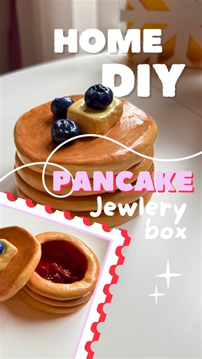 Azeitona | DIY artist on Instagram: "DIY Pancake Jewelry Box 🥞🫐 I made this cute pancake-shaped jewelry box using air-dry clay ✨ After sculpting the pancake, butter and blueberries, I let everything dry for 24-48h. Then I applied gesso, painted with Pébéo acrylics, and sealed it with Décopatch varnish. 🛠 Materials: – Air-dry clay (chez @action.france ) – Gesso (chez @rougierple ) – Acrylic paint (@pebeo_officiel ) – Varnish (Décopatch) ⏱ Difficulty: Medium ⏳ Total drying time: 2–3 days"