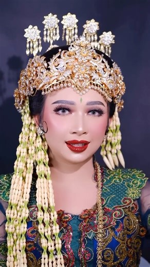 Galih pamungkas on Instagram: "private makeup mua @alyanb__ muse @antoniaraminta hairdo @salmaayugriyapaes bulumata @cillialash acc @kerajinanlogamkilat"