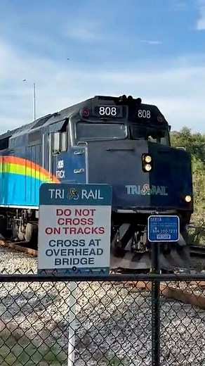 Tri-Rail comes into Sheridan St. with F40PH #trains #rail