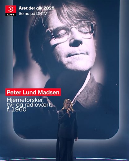 Vi mindes dem, vi mistede i år, til tonerne af Trine Dyrholms version af "Stille i verden". Se 'Året der gik 2025' nu på DRTV. | DR1
