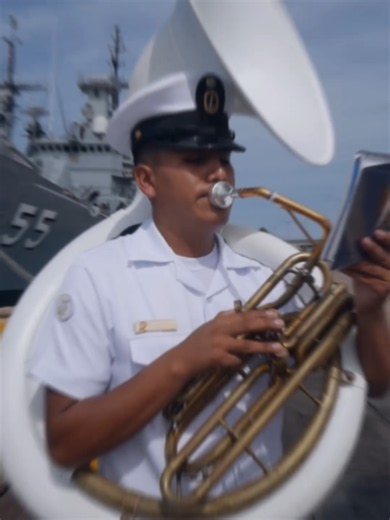 ⚓Te invitamos a recibir este fin de semana al compás de la marcha naval “Escuadra Peruana”, una composición que evoca la tradición, la disciplina y el orgullo de expresar a viva voz: ¡Somos marinos del Perú! 🇵🇪 🔊 ¡Con el ánimo a tope, sube el volumen y disfruta de esta destacada interpretación de la Banda de Músicos de la Marina de Guerra del Perú 🎺🥁y déjate llevar por esta inspiradora melodía naval y comparte! 🌊🚢 #MusicaQueInspira #MelodiaNaval #BandaDeMúsicosDeLaMGP