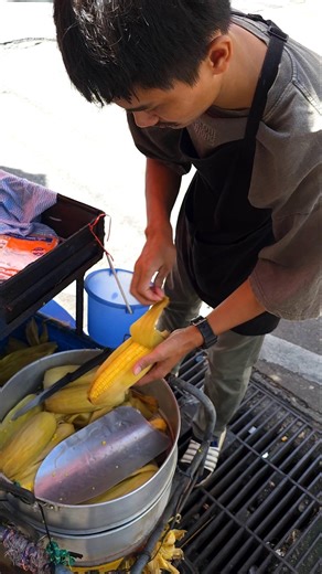 Bangkok Street Cart Guy's Corn Peeling Skills