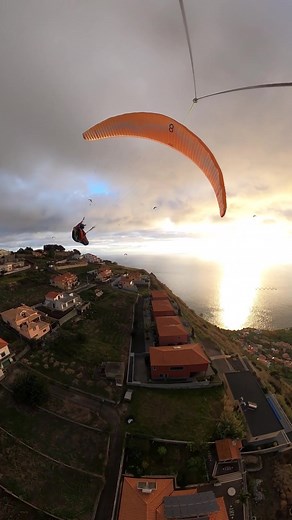 Chasing highs along the coastline of #madeira 🏝 #paragliding #paraglidinglove #ozoneparagliders #gleitschirm #sunset