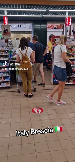 italy Brescia shoping Time 🇮🇹🇪🇺😍#italy🇮🇹 #italylife #brescia🇮🇹 #foryoupage #imranamra #imranchaudary336 #students