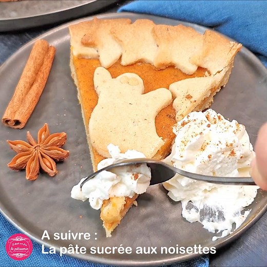 Une recette aussi belle que délicieuse : la tarte au potiron d'Halloween ! De quoi réconcilier les plus récalcitrants avec cette fête ! 🎃💀👻👽 #recette #tarte #halloween | Il était une fois la pâtisserie