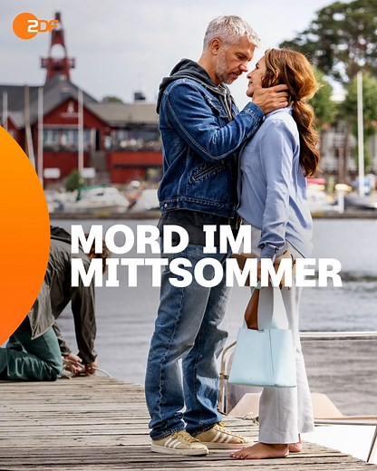 Die Künstlerin Madeleine wird ermordet aufgefunden. 🥺 Alles deutet auf den Gentleman-Dieb Sylvester Markell als Mörder hin – dabei galt der eigentlich als tot. "Mord im Mittsommer – Madeleine" jetzt streamen im #ZDF: 📺 https://kurz.zdf.de/LFx/ #Krimi #Schweden #Serie #mordimmittsommer PS: FSK-16-Inhalte schon vor 22 Uhr streamen? So geht's: https://kurz.zdf.de/eeV5/ | ZDF