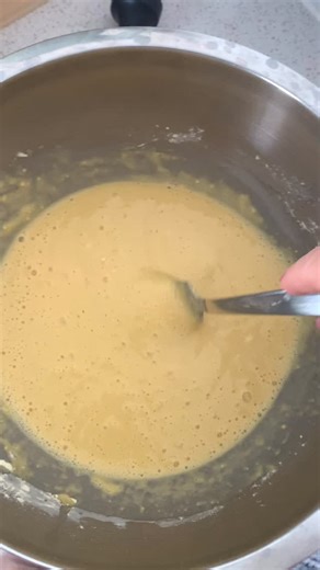 Gluten free, packed with protein 🍞 This chickpea flour bread is so easy to make, yet super delicious 😋 You need: 👩‍🍳 2 cups chickpea flour 👩‍🍳2 teaspoons baking powder 👩‍🍳 1 teaspoon salt 👩‍🍳 1 tablespoon nutritional yeast 👩‍🍳 2 tablespoons olive oil 👩‍🍳 1 tablespoon apple cider vinegar 👩‍🍳 1 and 1/4 cups water 👩‍🍳 2 tablespoons sunflower and pumpkin seeds Preheat your oven to 190°C. Line a loaf pan with baking paper. In a bowl, whisk together chickpea flour, baking powder, nut