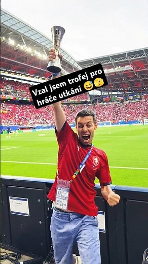 Fotbal 🇨🇿:🇵🇹 a já jim vzal trofej🏆 pro hráče utkání.. 😅 Komu byste ji dali? 🤷