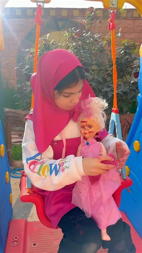 ماشا تضع المكياج للدمية وصدمة 😱 عامل النطافة يوففها !!