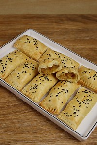 Crispy pineapple hand pies with homemade pineapple filling Ingredients Pineapple filling: 1 whole pineapple 1/2 cup sugar 1 tbsp calamansi juice Dough 500 grams all purpose flour 1 tbsp sugar 1 tsp salt 220g butter 1/2 cup cold water Black sesame seed 1 beaten egg Thank you so much for watching ❤ | Neri's kitchen