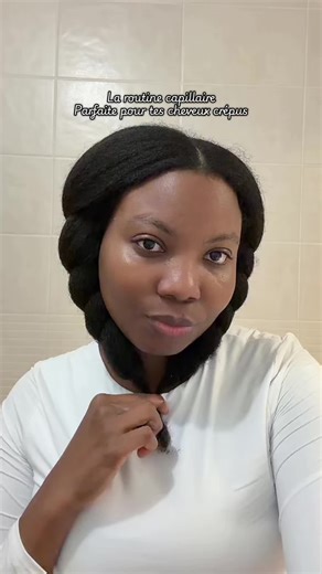 Depuis que je m’occupe seule de mes cheveux, j’ai toujours eu 15 cm à l’arrière et 35cm à l’avant. Ça a toujours été comme ça. Jusqu’à ce que je découvre une youtubeuse, qui a prouvé que le bon démêlage est la clé. Elle ne l’a pas dit, elle l’a prouvé. Et je l’ai appliquée aux cheveux de ma fille de 6ans toute sa vie. J’ai toujours dit qu’elle aurait eu 40 cm à 3 ans. Aucune histoire de génétique ne m’a fait dire ça. Je l’ai dit, parce que j’avais compris les cheveux crépus. J’avais la flemme et