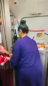 796K views · 23K reactions | Cette femme a travaillé pendant 30 ans au Liban comme dame de ménage, pour payer les études de son enfant. Son fils a fini par devenir pilote. Lors de son vol pour rentrer définitivement chez elle en Éthiopie, elle découvre avec surprise que son fils est le commandant de bord de l'avion qui la ramène dans son pays. ❤️ MAMAN,JE TE RAMÈNE À LA MAISON....❤️ | Jean-jacques Kabongo | Facebook